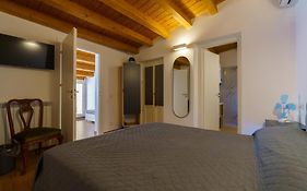 Maquedino Holiday Home & Terrace - Cozy Central Loft
